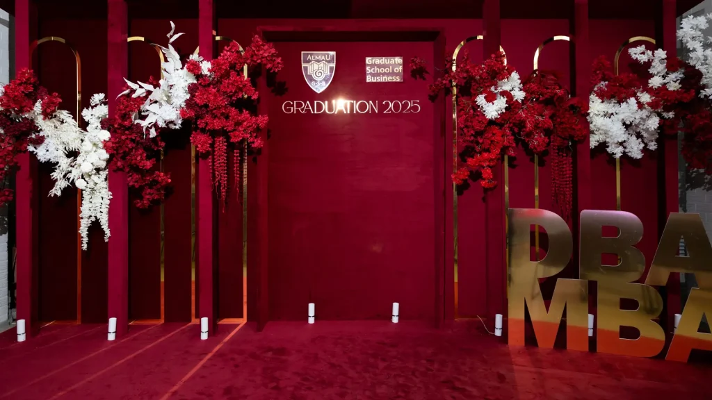 В AlmaU прошла церемония вручения дипломов MBA и DBA: первые выпуски двойного диплома с AMS и совместной программы с СКУ